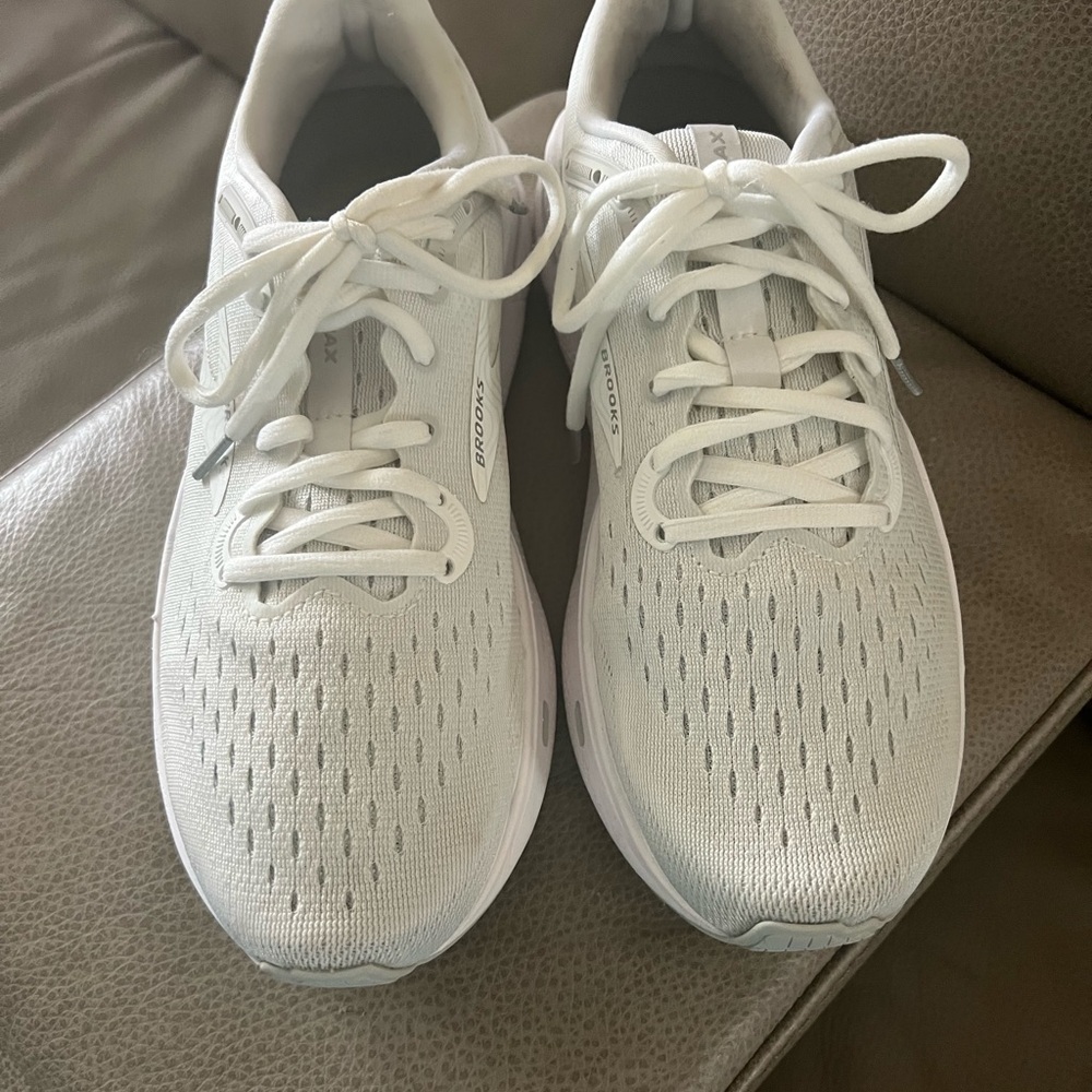 Brooks Women's Athletic Shoes - White